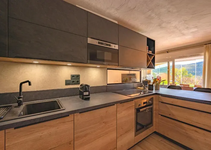 Esprit Du Sud Le Rocher D'azur La Rouviere (Var)